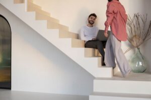 Schody w domu, beton, mikrocement